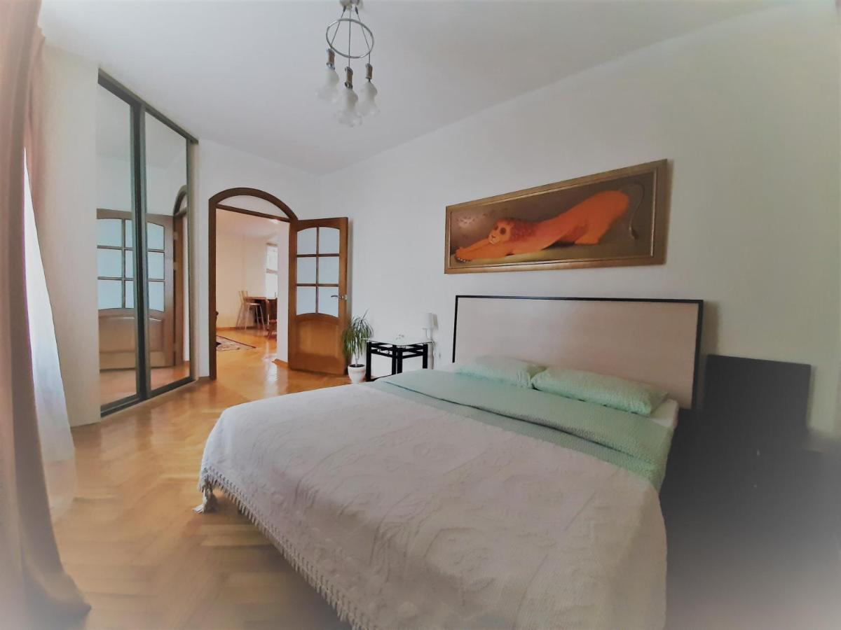 Apartment On Myasnikova 34 ミンスク エクステリア 写真