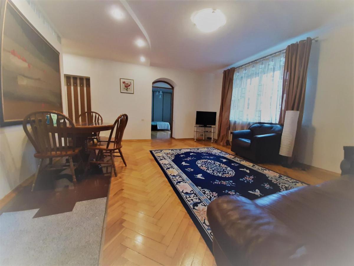 Apartment On Myasnikova 34 ミンスク エクステリア 写真