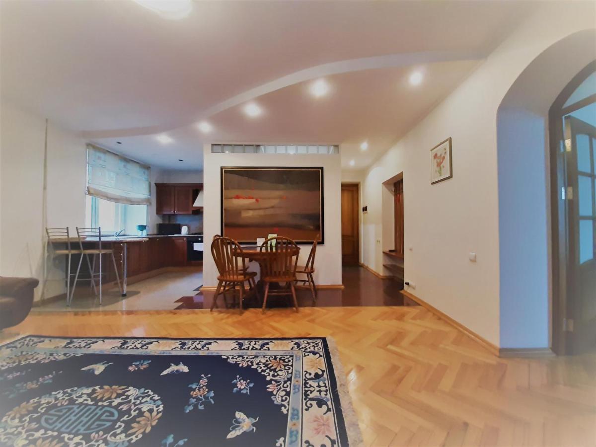 Apartment On Myasnikova 34 ミンスク エクステリア 写真