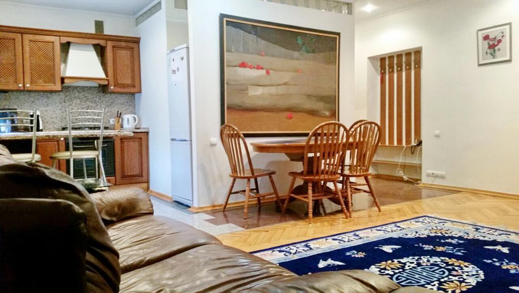 Apartment On Myasnikova 34 ミンスク エクステリア 写真